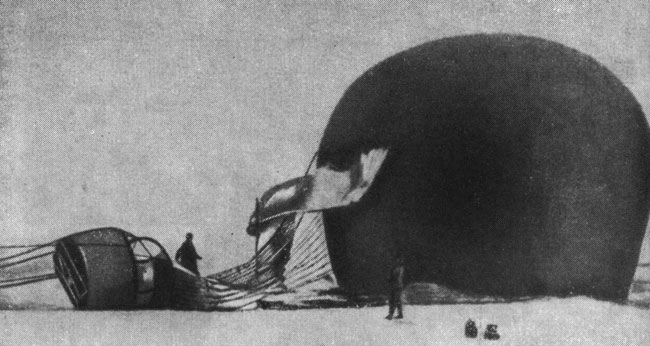 Фотопленки экспедиции С. Андрэ удалось проявить, хотя они пролежали подо льдом треть века. На снимке - гибель 'Орла'.