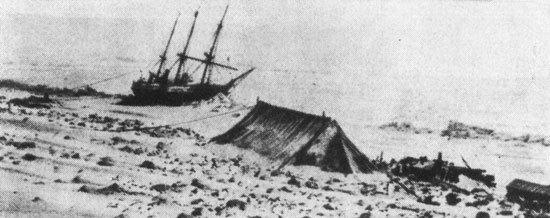 Льды выжали 'Стелла Поляре' на отмель. Лагерь экспедиции на острове Рудольфа.
