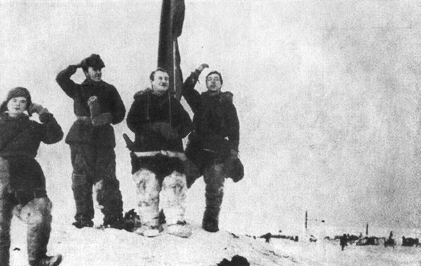 Флаг Страны Советов на Северном полюсе. Слева направо: П. П. Ширшов, Э. Т. Кренкель, И. Д. Папанин, Е. К. Федоров.