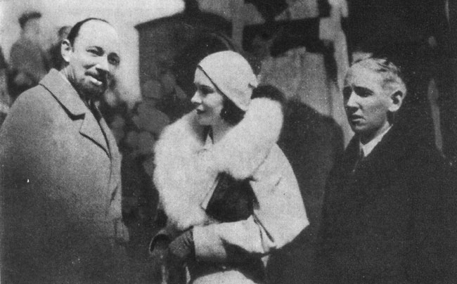 X. Уилкинс с женой Сюзанн Беннетт и внуком великого фантаста Жаном Жюль Верном на крестинах 'Наутилуса'.