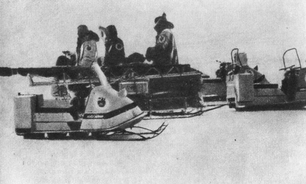 Члены экспедиции к Северному полюсу на сноу-мобилях 'Ски-Ду'. Фотографии из журнала 'Popular Science', v. 193, n. 3, 1968.