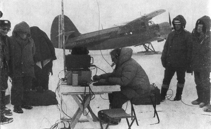 Старший радист экспедиции Леонид Лабутин принимает сообщение о достижении Северного полюса.