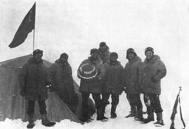 1 июня 1979 года на вершине планеты. Слева направо: В. Леденев, Д. Шпаро, В. Шишкарев, В. Рахманов, Ю. Хмелевский, В. Давыдов, А. Мельников.