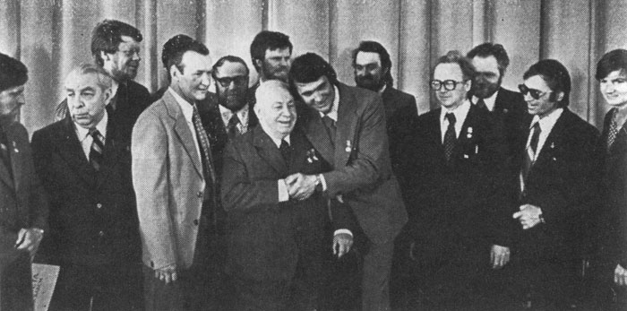 На следующий день после возвращения в Москву в ЦК ВЛКСМ состоялась встреча с И. Д. Папаниным и Е. К. Федоровым.