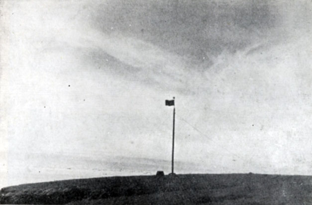 6. Исторический памятник острова Врангеля: флаг, установленный отрядом капитана. Б. В. Давыдова в 1926 году