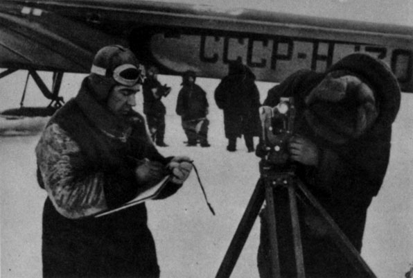 Самолет Водопьянова только что сел на полюсе. Спирин и я принимаемся за астрономические измерения. (21 мая 1937 г.).