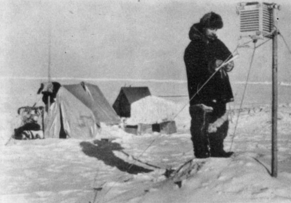Тем временем работа идет своим чередом. Установили палатки. Поставили метеобудку. (21 мая 1937 г.).