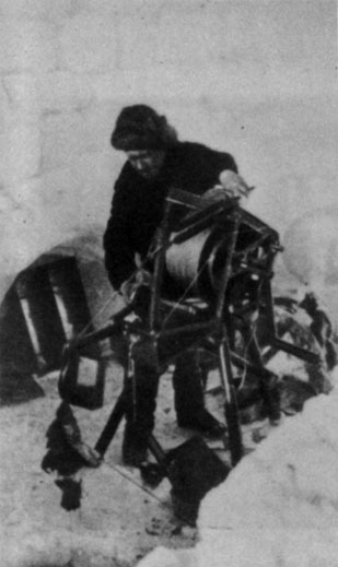 Папанин налаживает гидрологическую   лебедку.  (Август 1937 г.).
