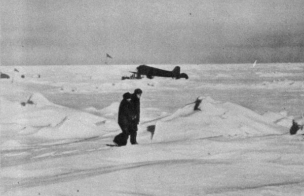 Снова в Арктике. Мы с М. Е. Острекиным на одной из баз «прыгающей» экспедиции. (Апрель 1954 г.).