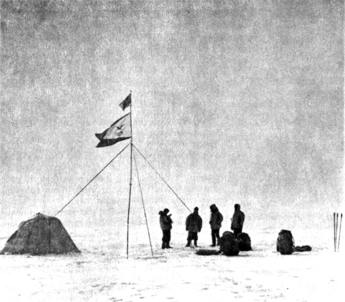 Лагерь на припайном льду острова Врангеля (фото В. Рахманова)
