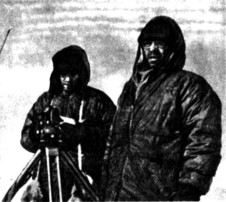 Штурманы экспедиции В. Рахманов и Ю. Хмелевский (фото В. Леденева)