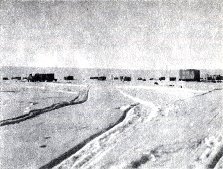 База Дружная - поселок в снежной пустыне (фото автора)