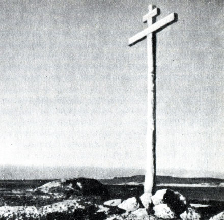 Старый русский крест на Северном Русском острове (фото У. Блейка, 1957 г.)