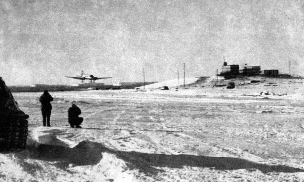 На аэродром Мирного садится Ил-14. (Фото Б. А. Шельпякова)