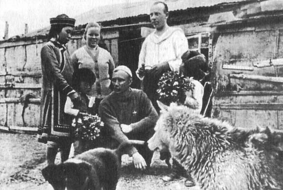 А. В. Беляков и Г. Ф. Байдуков (справа) знакомятся с бытом островитян-нивхов