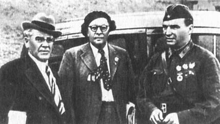 В. П. Чкалов со своими друзьями - народным артистом СССР И. М. Москвиным и писателем А. Н. Толстым